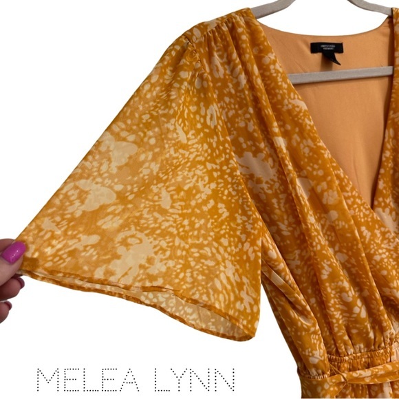 ☀️Simply Vera Wang golden floral dress, wrap top w eye hook closure, sheer lined - Picture 3 of 7